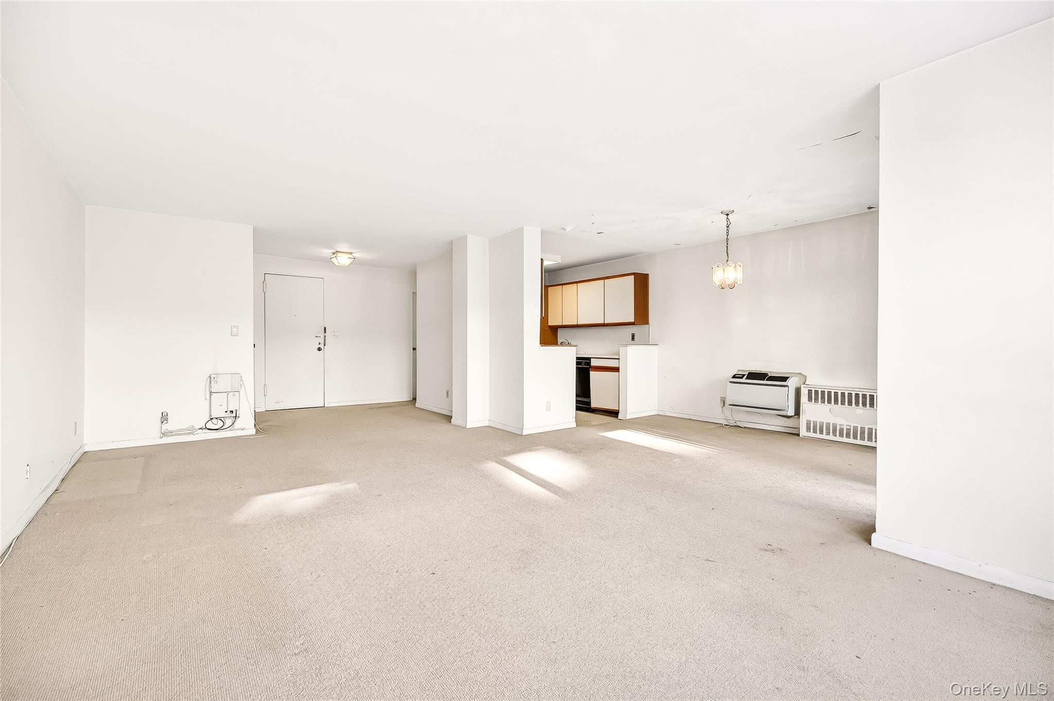 12 Old Mamaroneck Road, Unit 2G White Plains, NY 10605 - Photo 11 of 38 a view of a livingroom and a ocean view