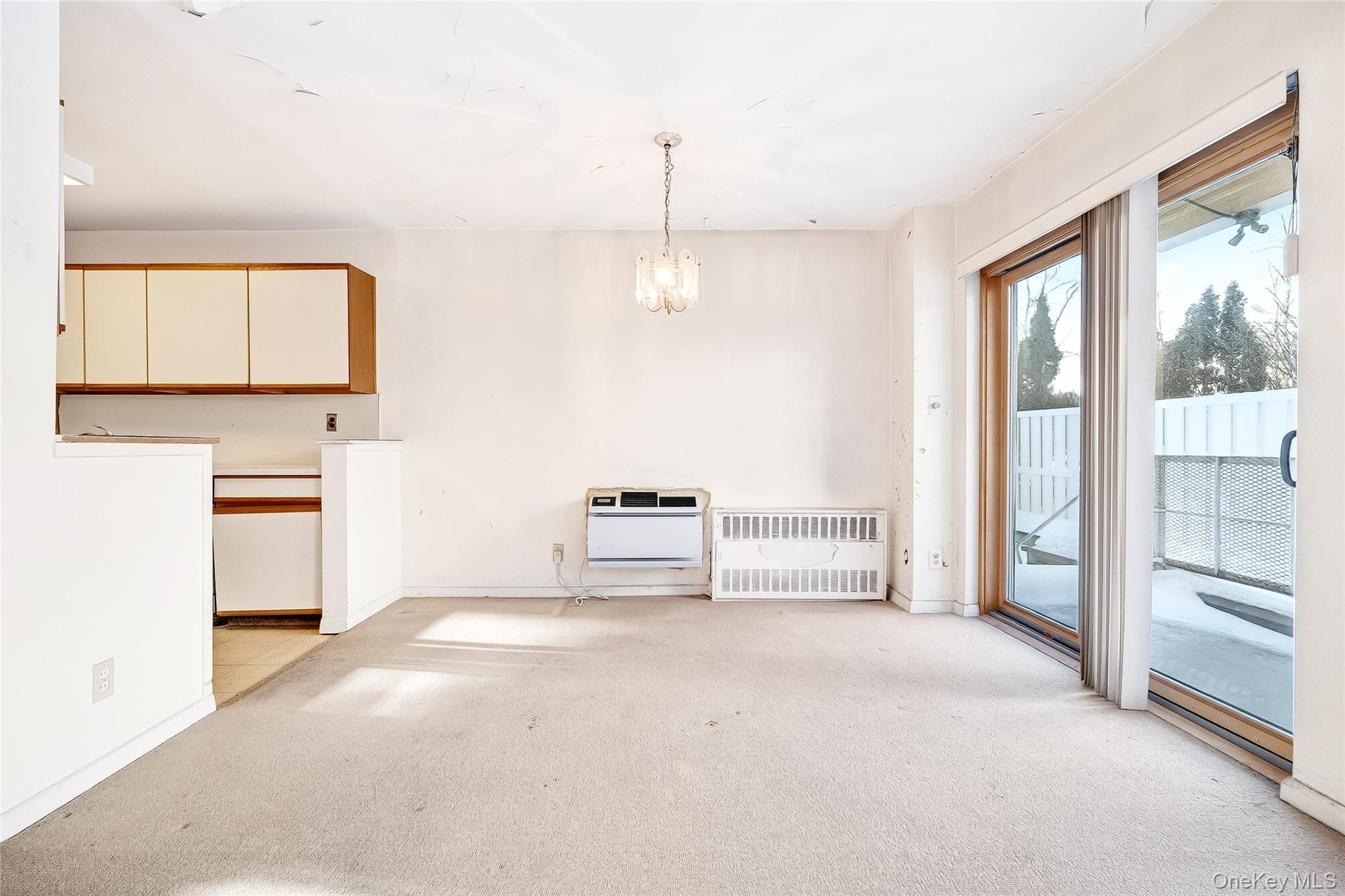 12 Old Mamaroneck Road, Unit 2G White Plains, NY 10605 - Photo 15 of 38 a view of a livingroom with furniture