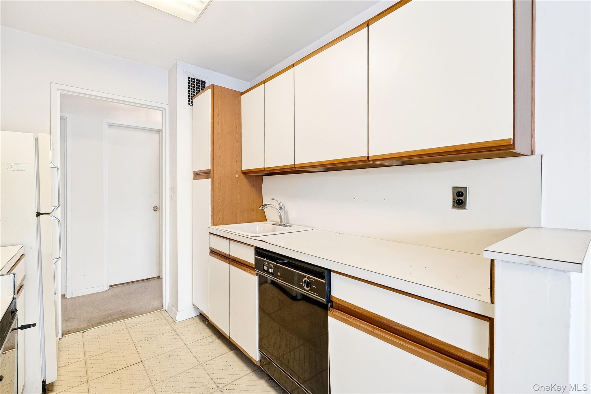 12 Old Mamaroneck Road, Unit 2G White Plains, NY 10605 - Photo 19 of 38 a kitchen with a sink and a refrigerator