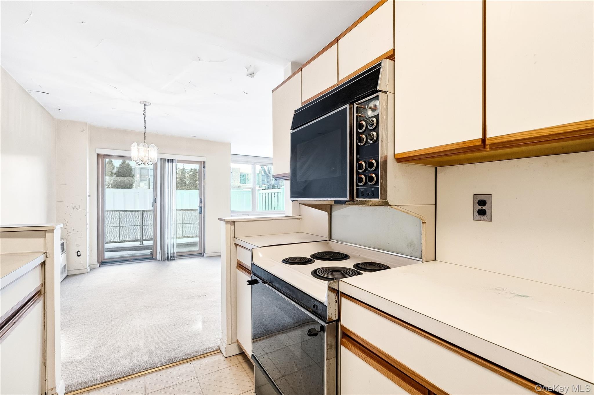 12 Old Mamaroneck Road, Unit 2G White Plains, NY 10605 - Photo 21 of 38 a kitchen that has a stove and a table in it