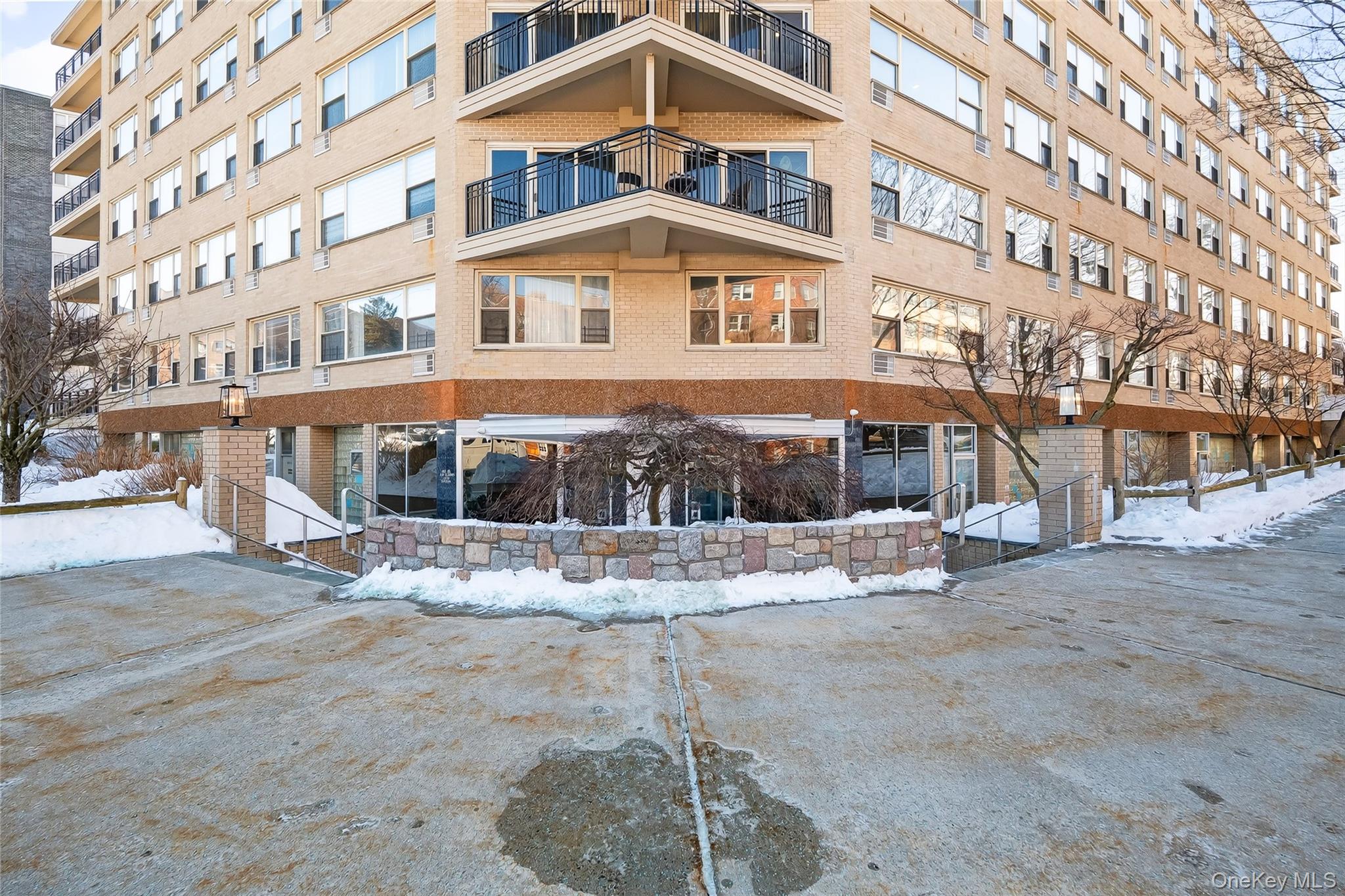 12 Old Mamaroneck Road, Unit 2G White Plains, NY 10605 - Photo 3 of 38 a front view of a building