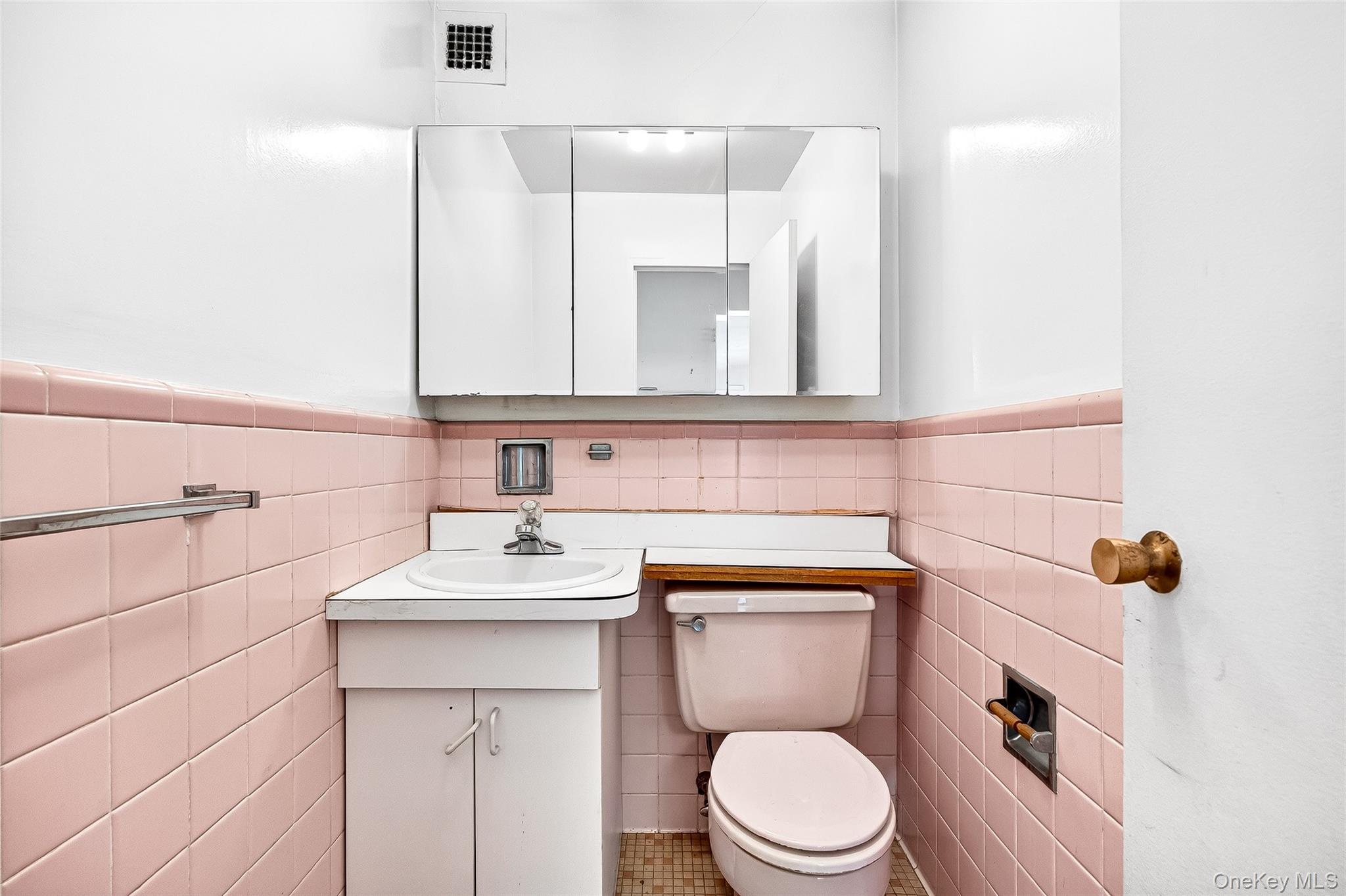 12 Old Mamaroneck Road, Unit 2G White Plains, NY 10605 - Photo 32 of 38 a bathroom with a toilet sink and mirror