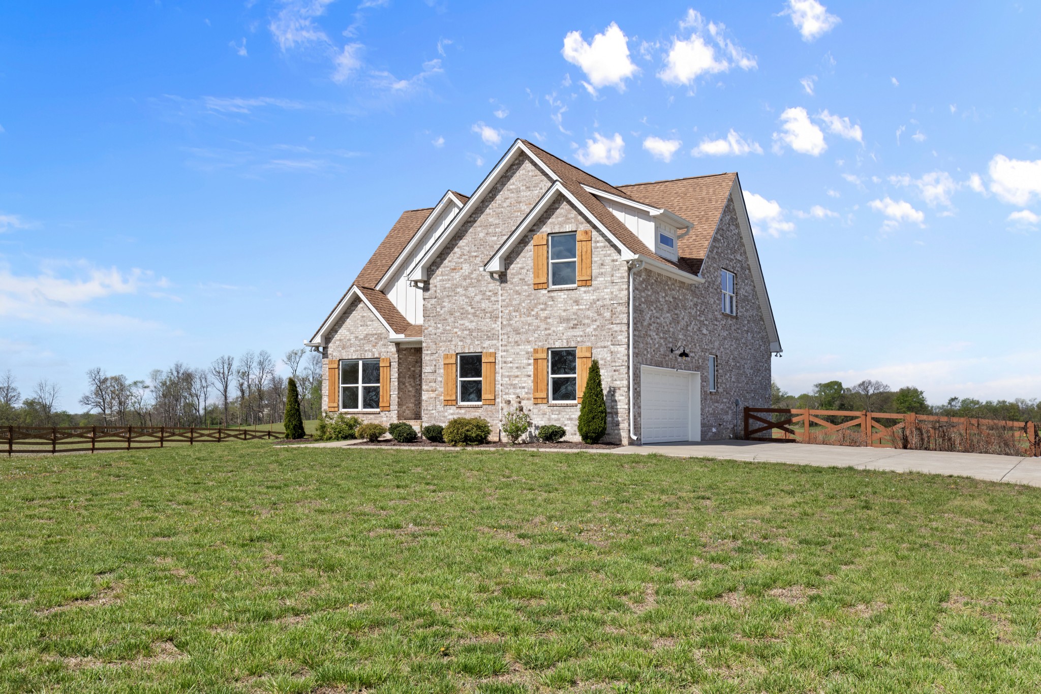 5450 Highway 431 Springfield, TN 37172 - Photo 2 of 54 a front view of a house with a yard
