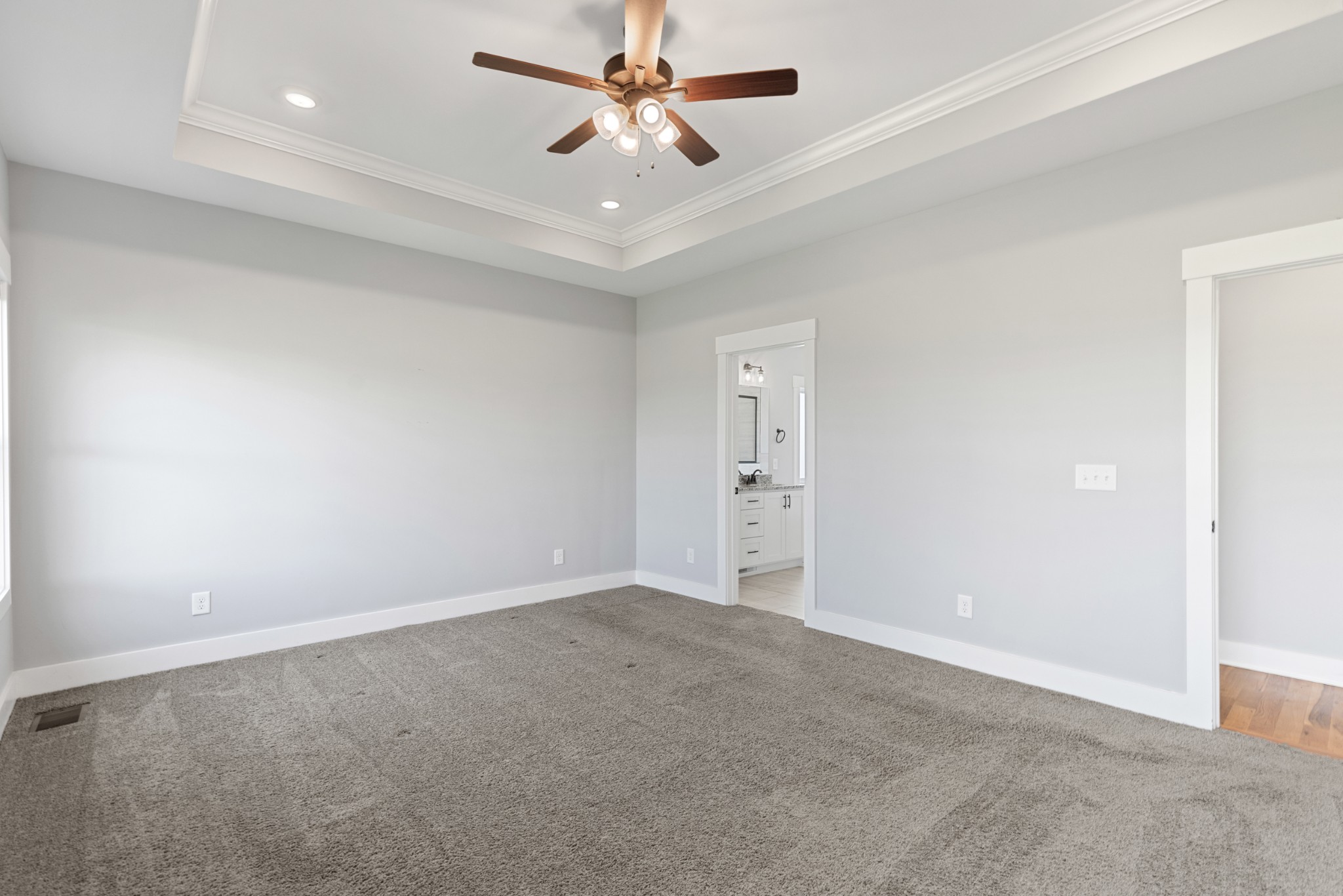 5450 Highway 431 Springfield, TN 37172 - Photo 23 of 54 an empty room with chandelier fan