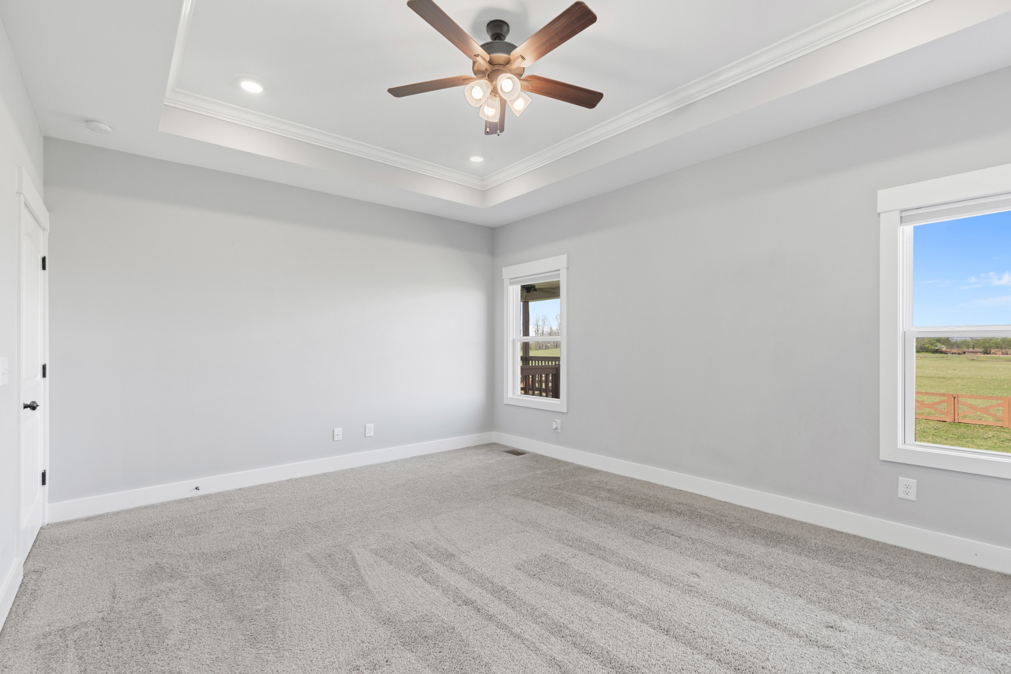 5450 Highway 431 Springfield, TN 37172 - Photo 25 of 54 an empty room with windows and fan