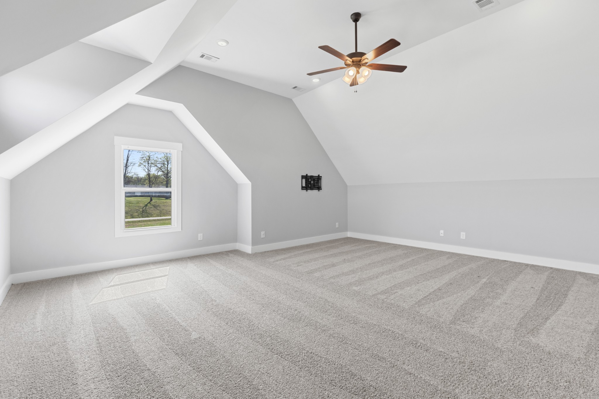 5450 Highway 431 Springfield, TN 37172 - Photo 31 of 54 an empty room with windows and fan