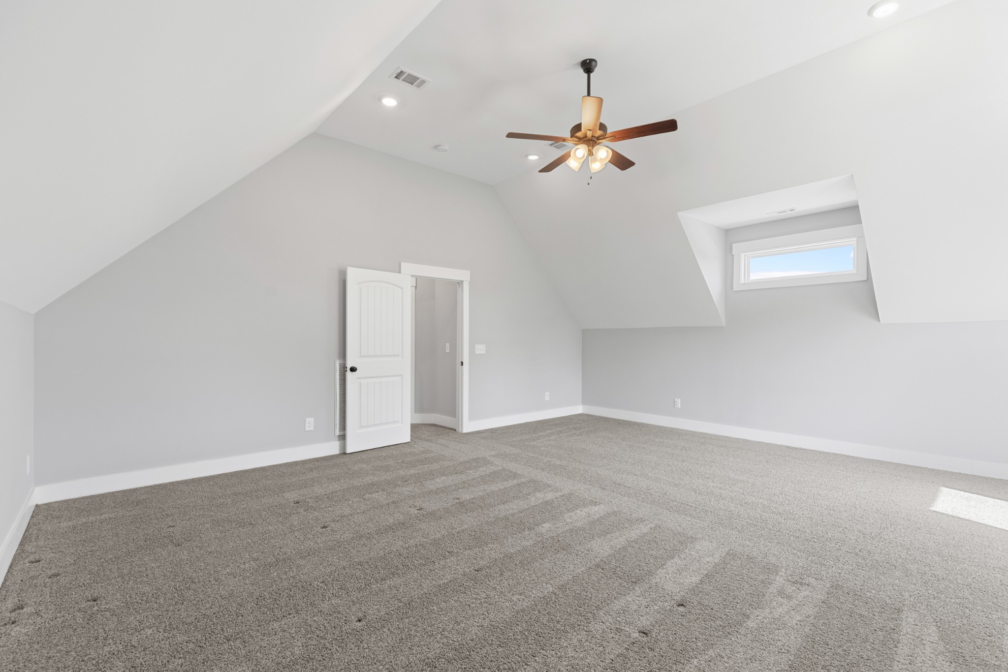 5450 Highway 431 Springfield, TN 37172 - Photo 33 of 54 an empty room with windows and fan