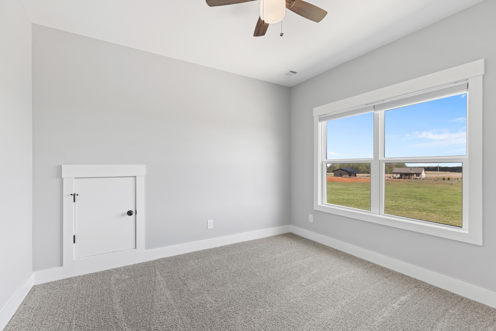 5450 Highway 431 Springfield, TN 37172 - Photo 36 of 54 an empty room with a window