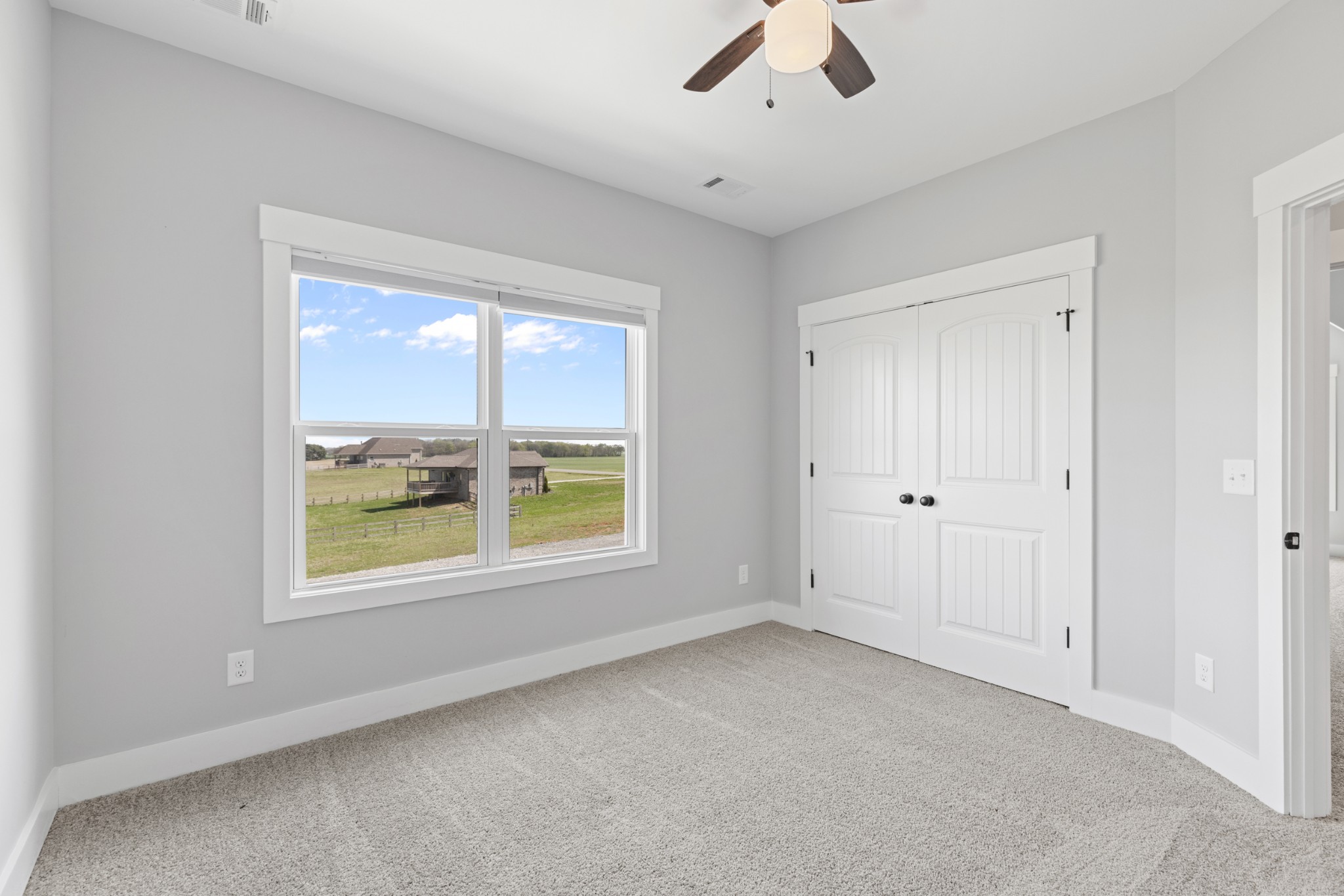 5450 Highway 431 Springfield, TN 37172 - Photo 39 of 54 an empty room with a window