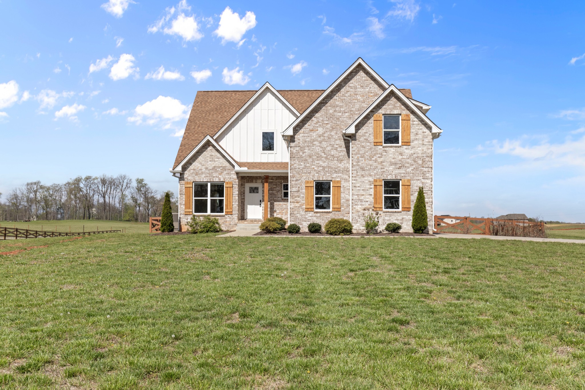 5450 Highway 431 Springfield, TN 37172 - Photo 4 of 54 a front view of a house with a yard