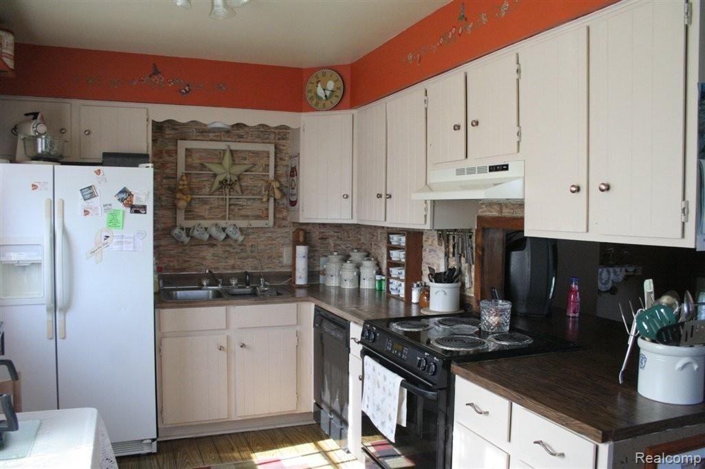 4869 Jefferson Kitchen.JPG