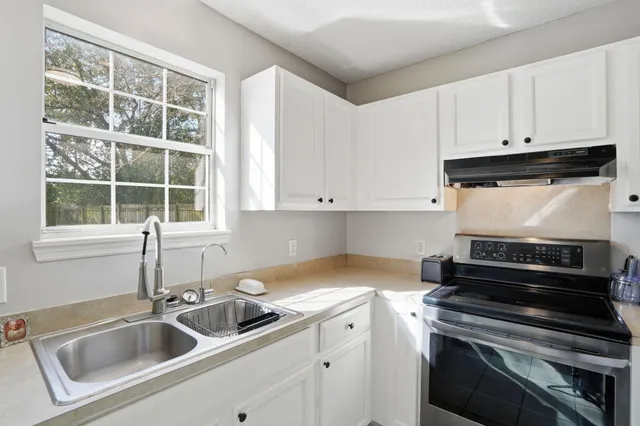 $325,000 | 207 Hastings Drive, Goose Creek, SC 29445