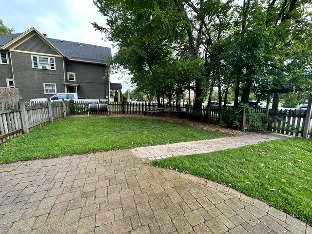 $950 | 103 North View Street, Unit C, Aurora, IL 60506