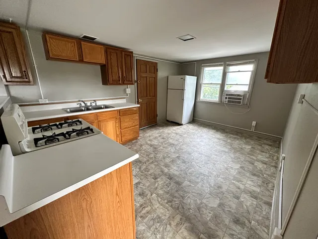 $950 | 103 North View Street, Unit C, Aurora, IL 60506