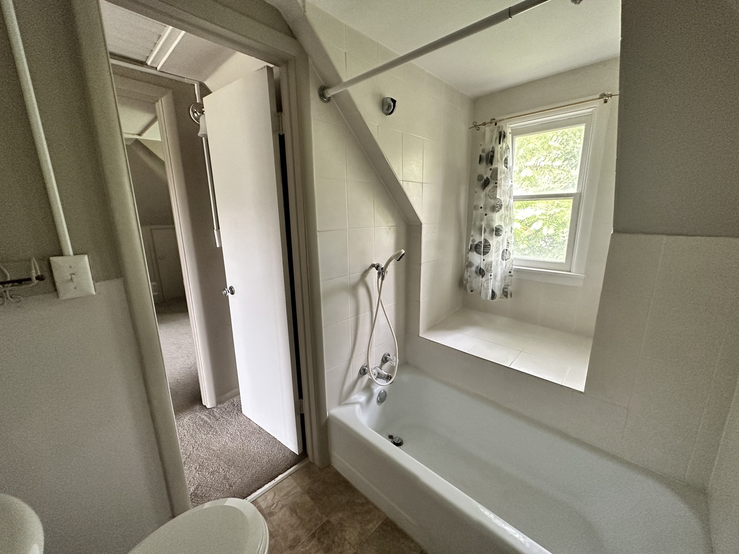 103 North View Street, Unit C Aurora, IL 60506 - Photo 9 of 13 a bathroom with bathtub and a shower