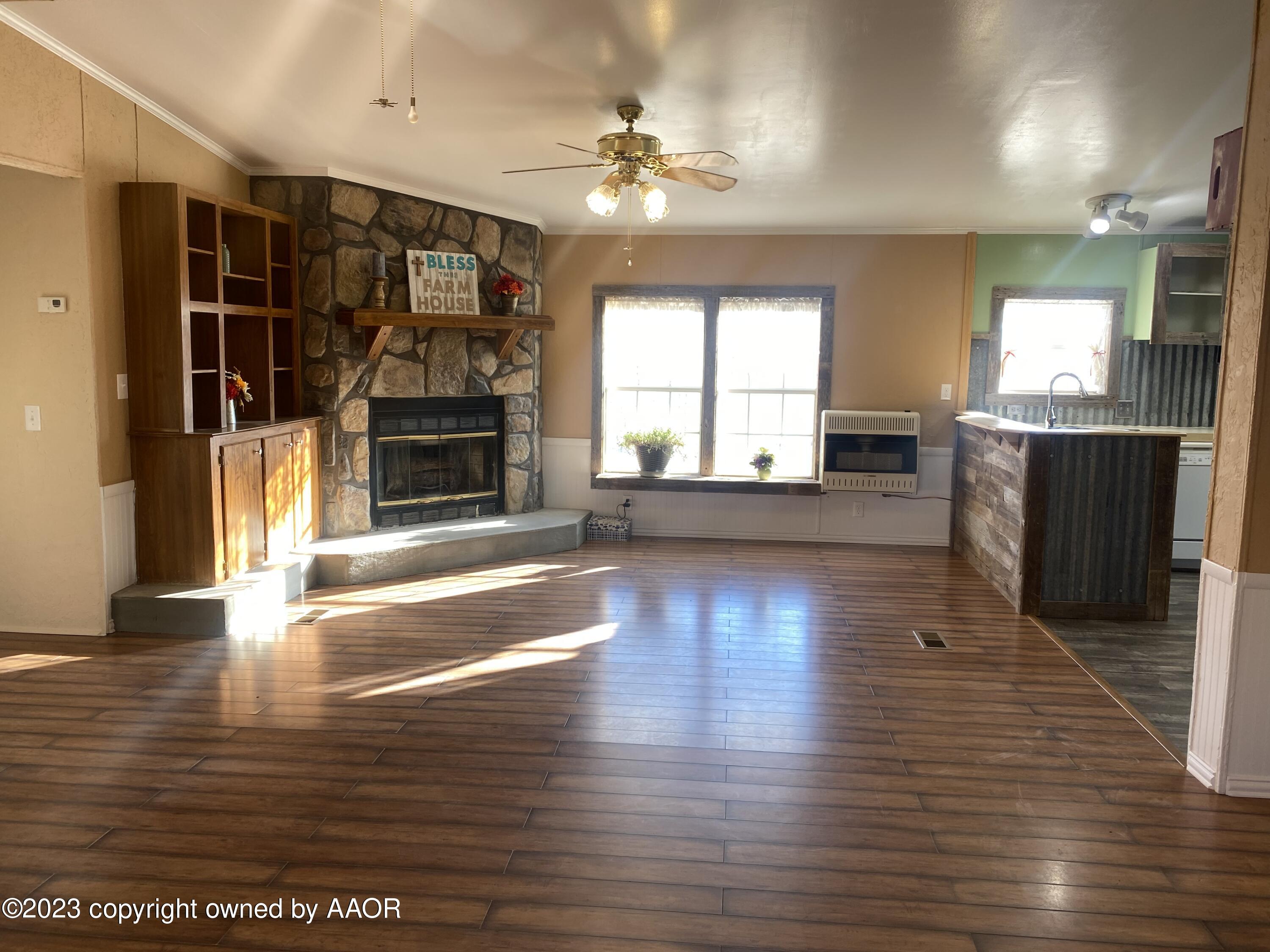 517 Muskrat Road Fritch, TX 79036 - Photo 5 of 54 Living room