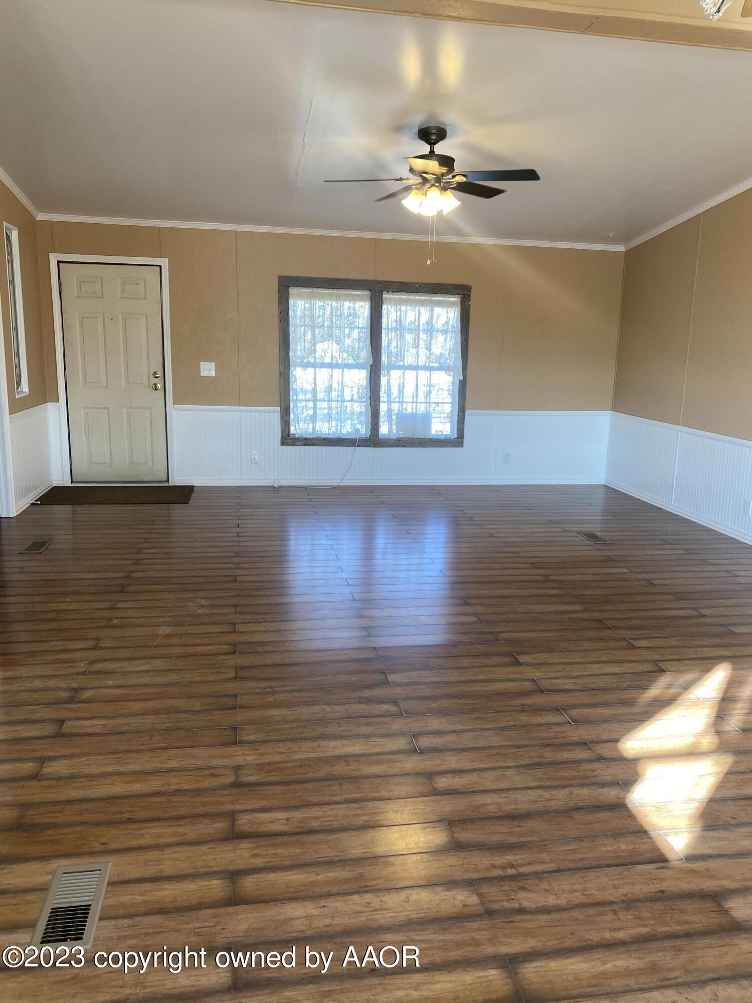517 Muskrat Road Fritch, TX 79036 - Photo 7 of 54 Living room