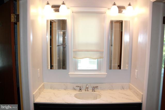 1945 Split Rock Road Lancaster, PA 17601 - Photo 17 of 33 Jack-n-Jill Bathroom