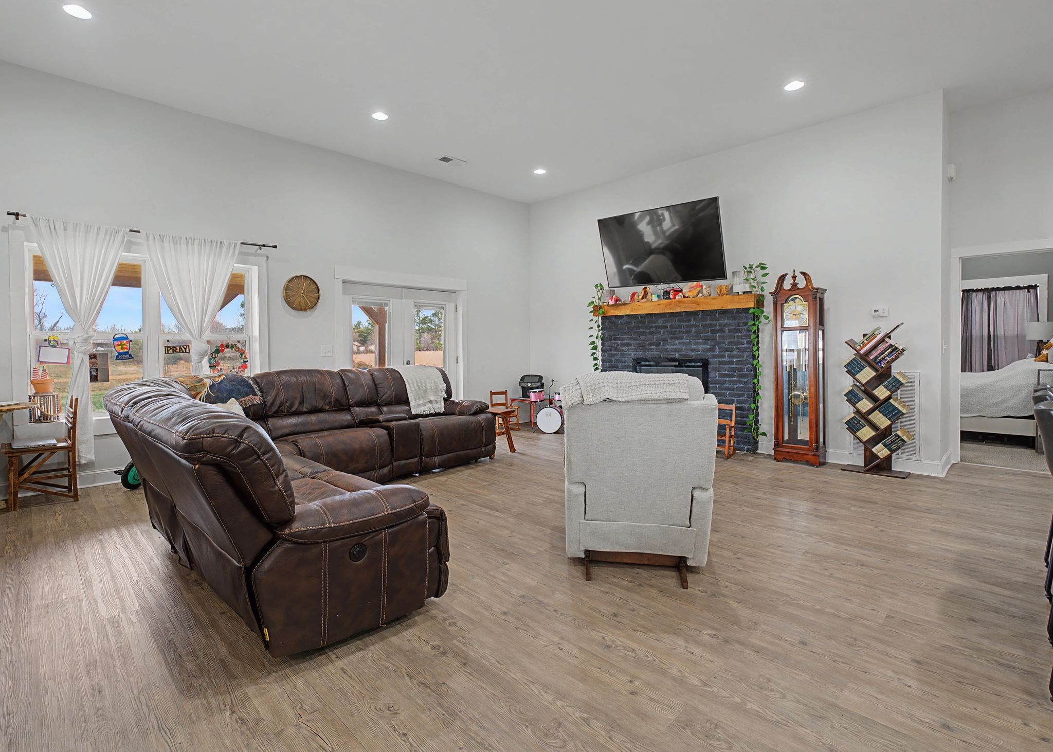 437 Colonial Road Hohenwald, TN 38462 - Photo 5 of 26