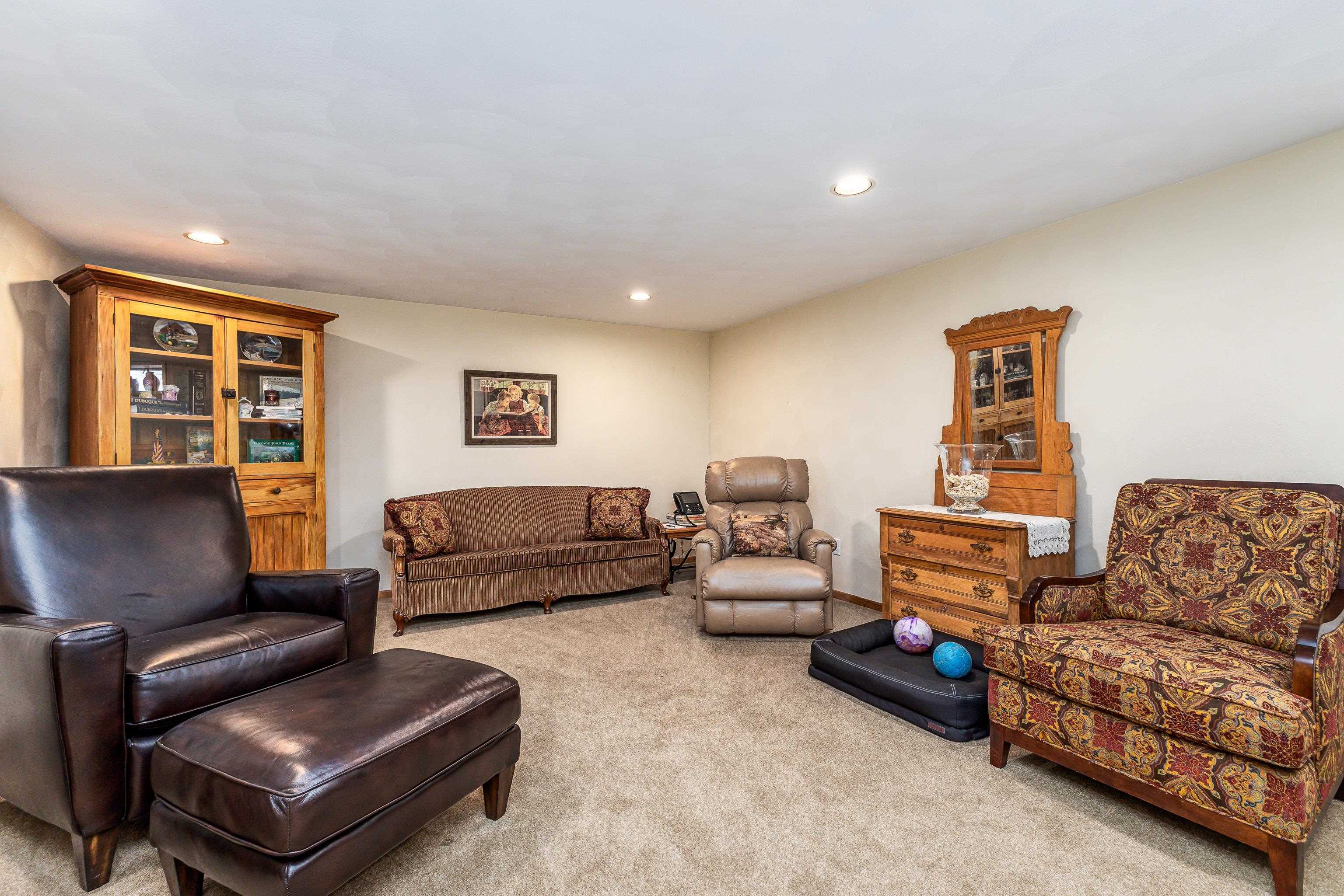 2452 Radford Road Dubuque, IA 52002 - Photo 21 of 39 Gallery Image 21