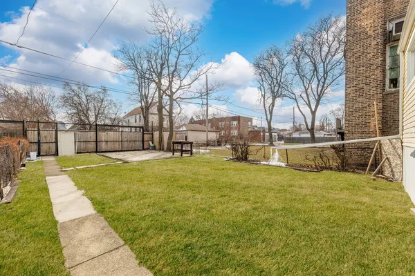a view of a backyard