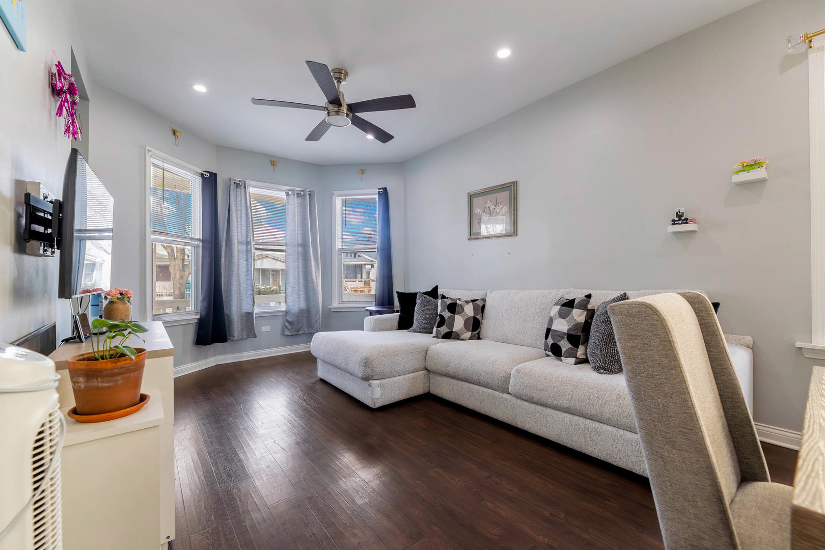 1473 West 73rd Street Chicago, IL 60636 - Photo 3 of 28 a living room with furniture and a large window