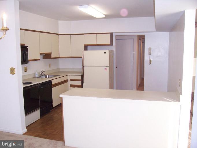 114 Castletown Road, Unit 202 Lutherville-Timonium, MD 21093 - Photo 4 of 5 Kitchen