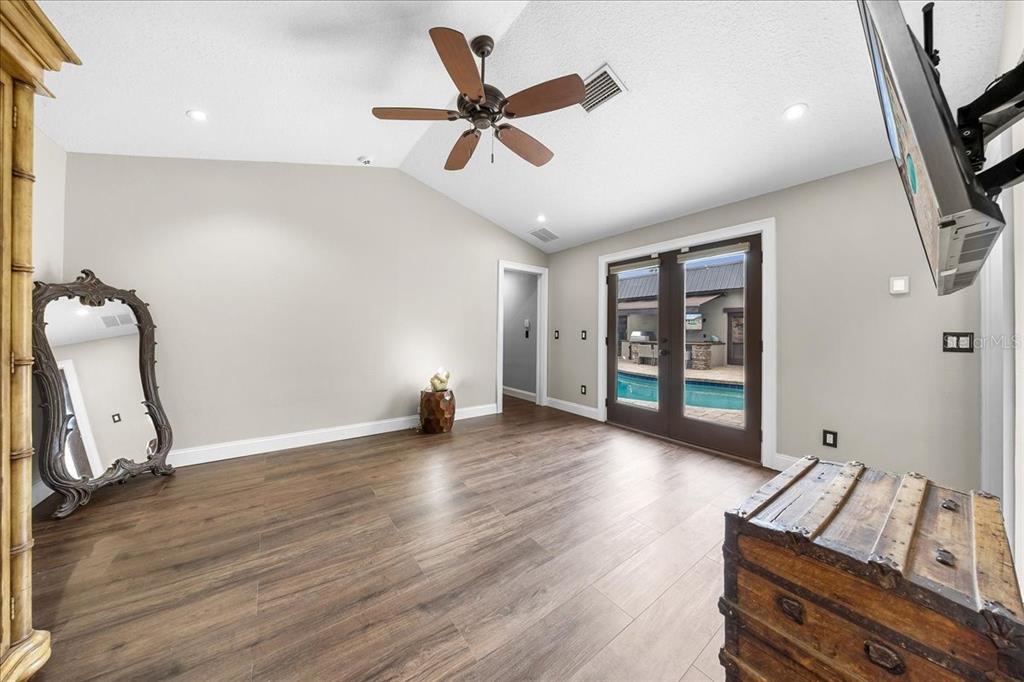 452 Southeast Paradise Point Road Crystal River, FL 34429 - Photo 20 of 83 a view of room with wooden floor and ceiling fan