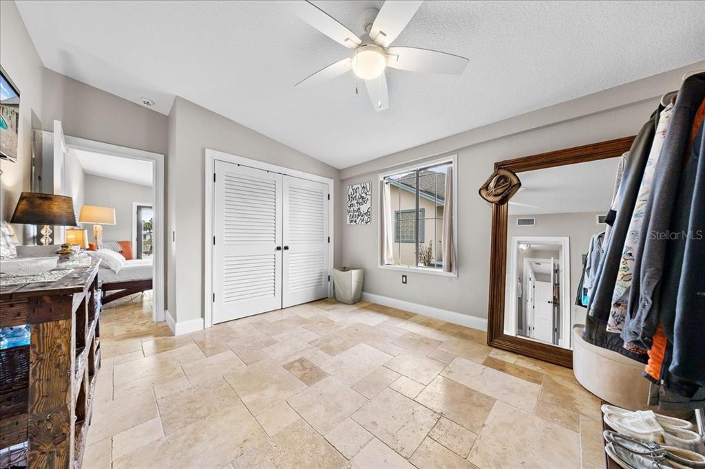 452 Southeast Paradise Point Road Crystal River, FL 34429 - Photo 10 of 83 a view of livingroom with kitchen furniture and a ceiling fan