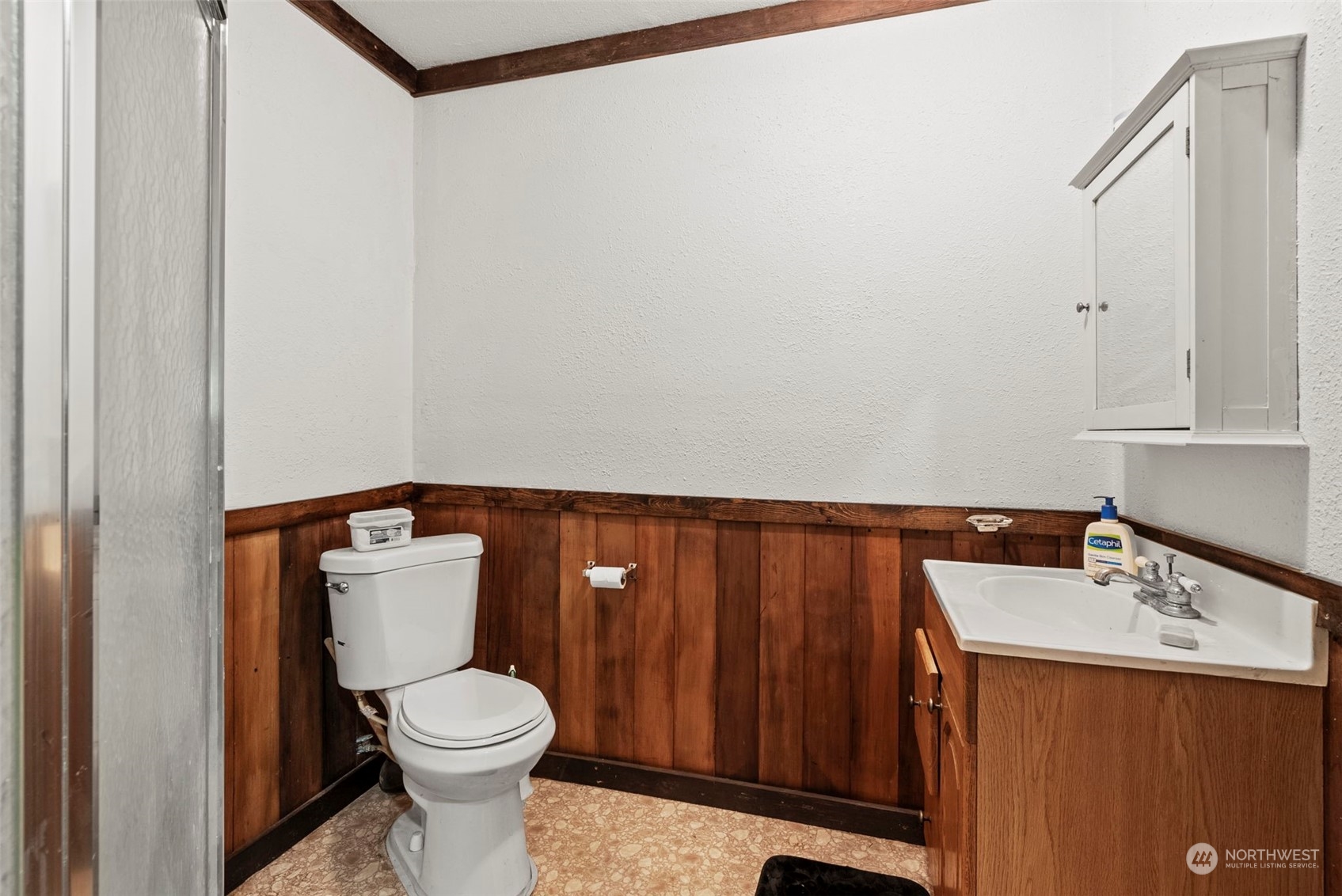 455 Drews Prairie Road Toledo, WA 98591 - Photo 17 of 31 a bathroom with a toilet a sink and a mirror