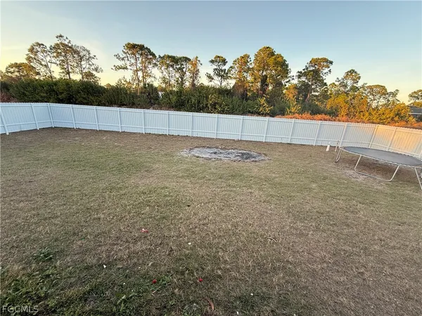 a view of a backyard