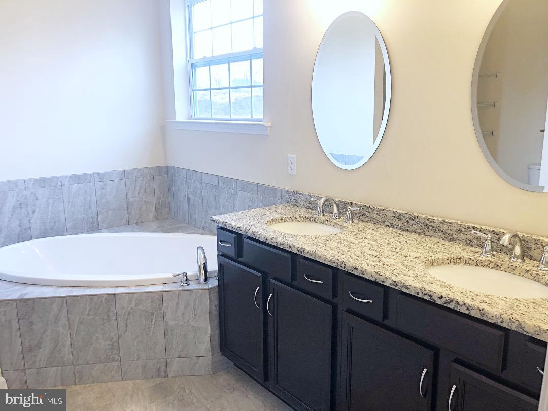 19 Stoneham Road Ewing, NJ 08638 - Photo 13 of 33 1st Floor Master Bath