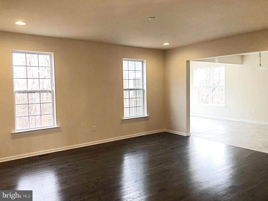 19 Stoneham Road Ewing, NJ 08638 - Photo 9 of 33 Living Room