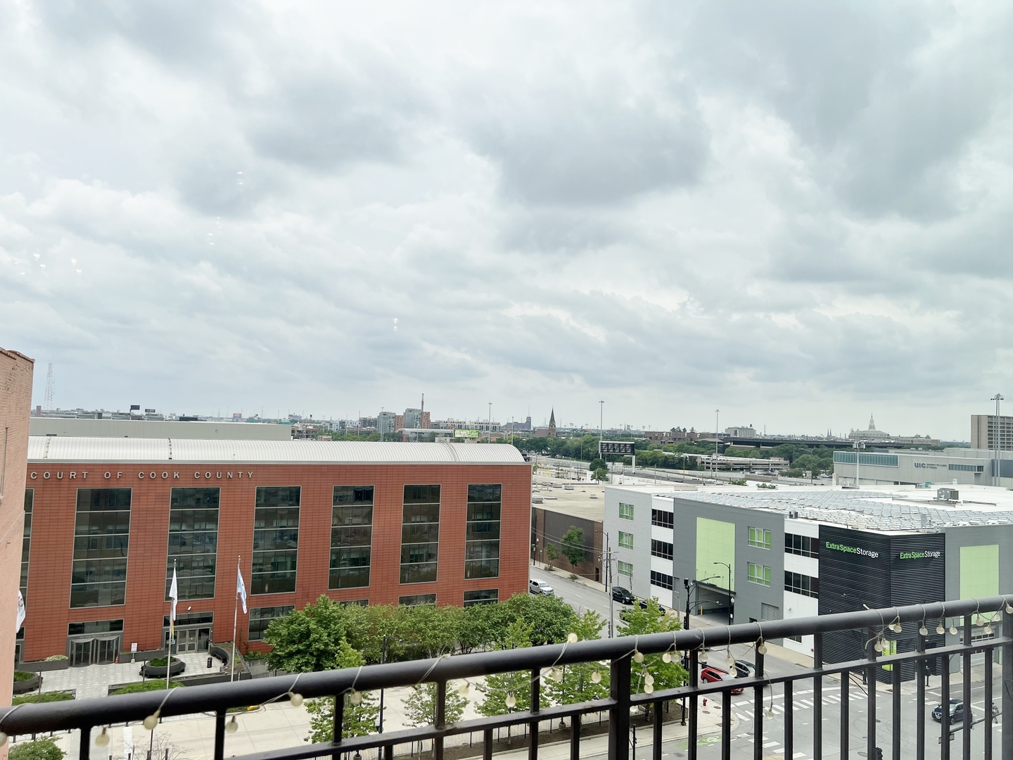 500 South Clinton Street, Unit 720 Chicago, IL 60607 - Photo 14 of 19 a view of a building from a balcony