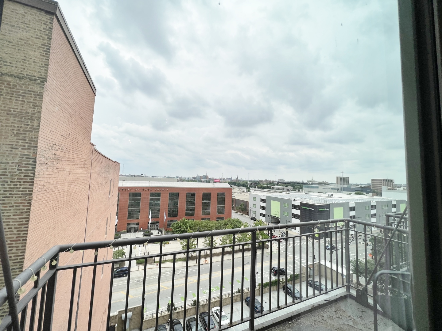 500 South Clinton Street, Unit 720 Chicago, IL 60607 - Photo 15 of 19 a view of a city from a balcony