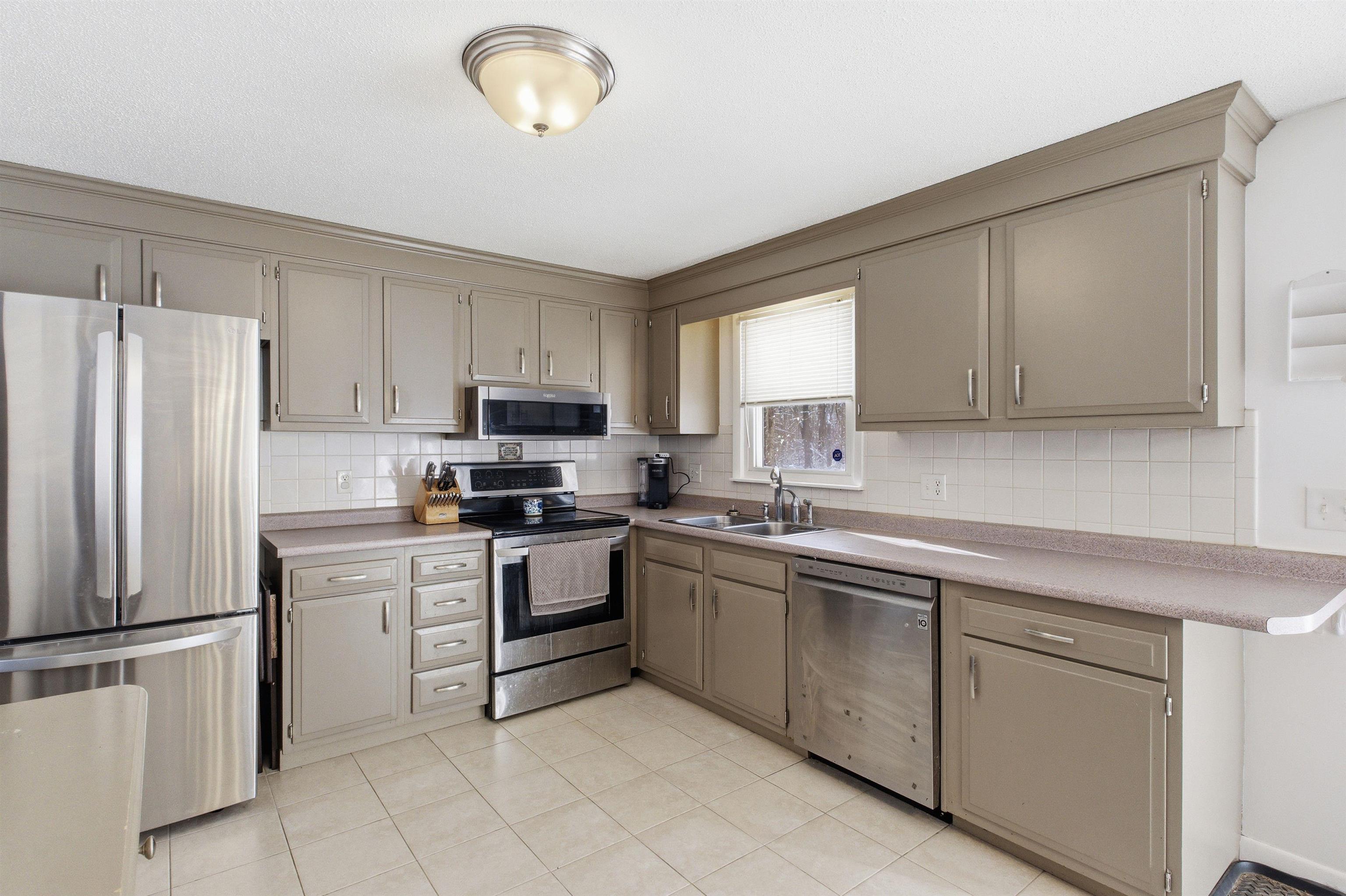 19 Sherwood Road Londonderry, NH 03053 - Photo 17 of 44