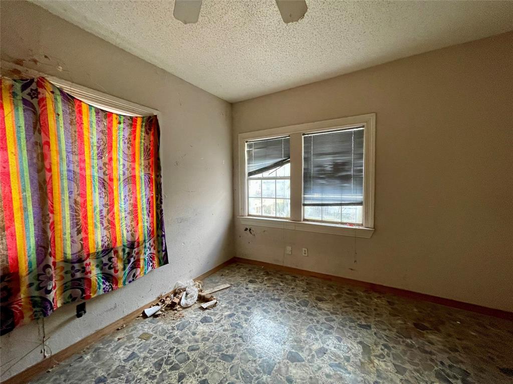 502 North Kramer Street Dallas, TX 75211 - Photo 16 of 19 an empty room with windows