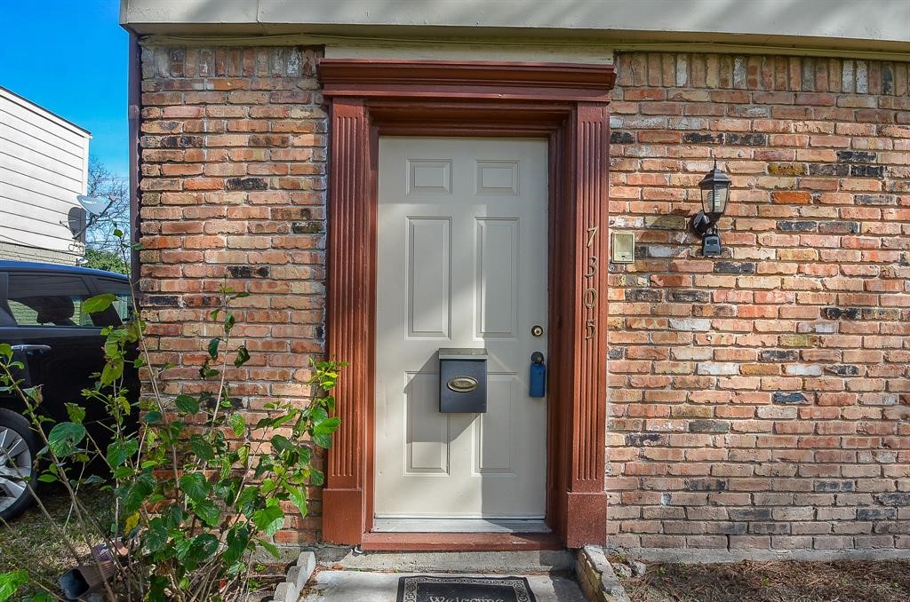 7305 South Gessner Road Houston, TX 77036 - Photo 11 of 24 a view of front door of house and living room