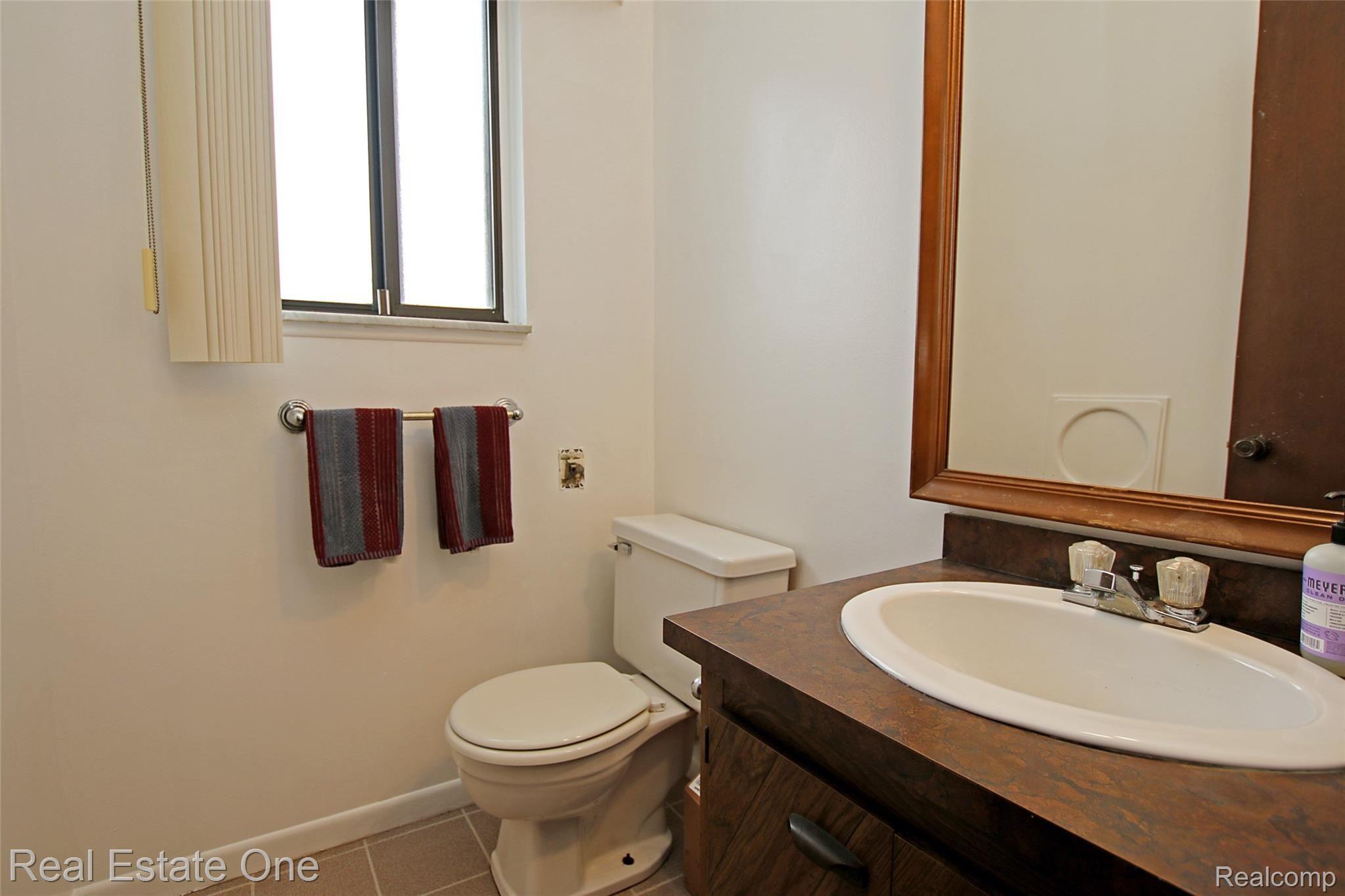 940 South Hurd Road Oxford, MI 48371 - Photo 17 of 57 17) Kitchen Half Bath.jpg