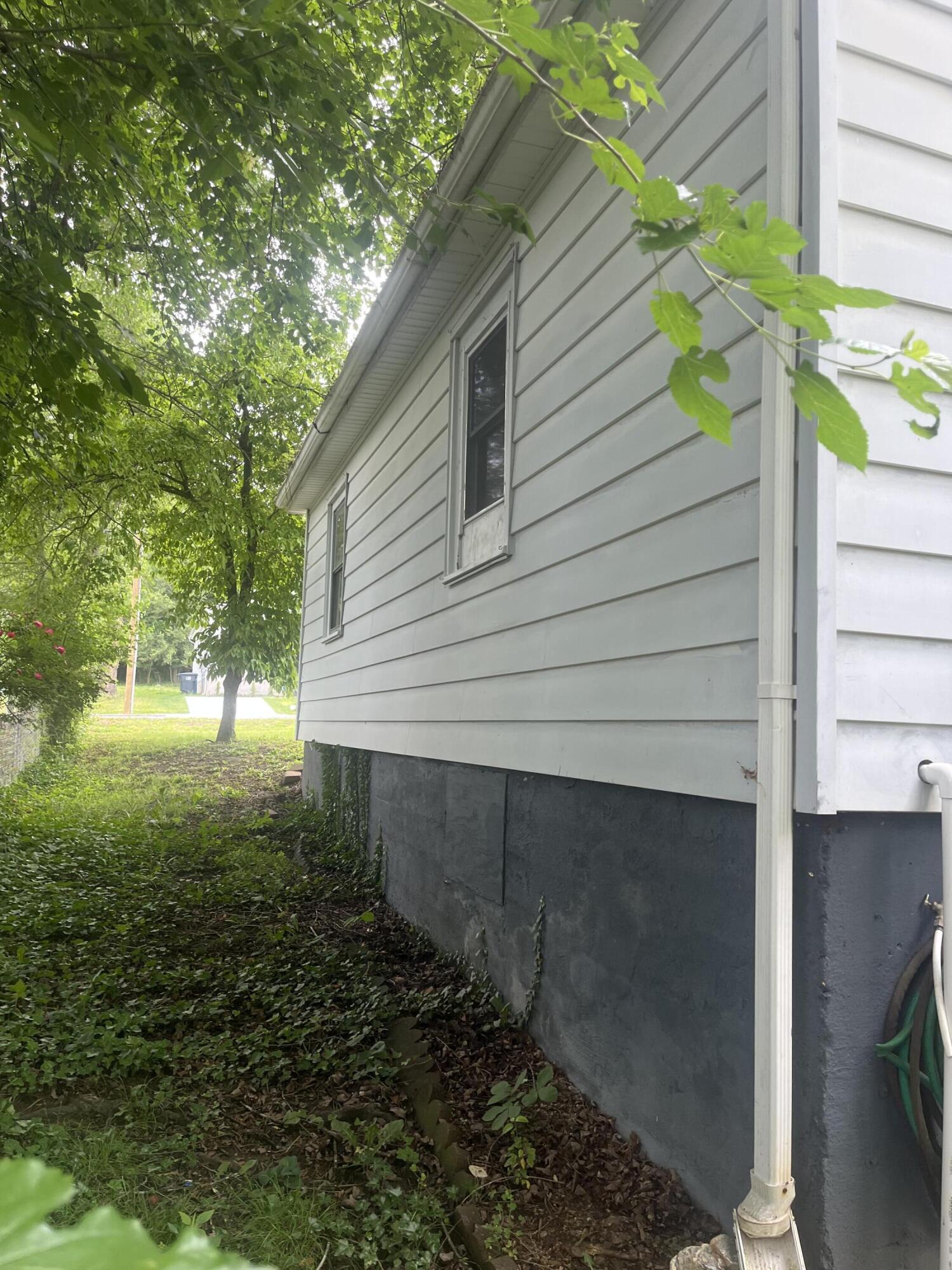1815 Riverdale Road Southeast Roanoke, VA 24014 - Photo 4 of 10 a backyard of a house with lots of green space