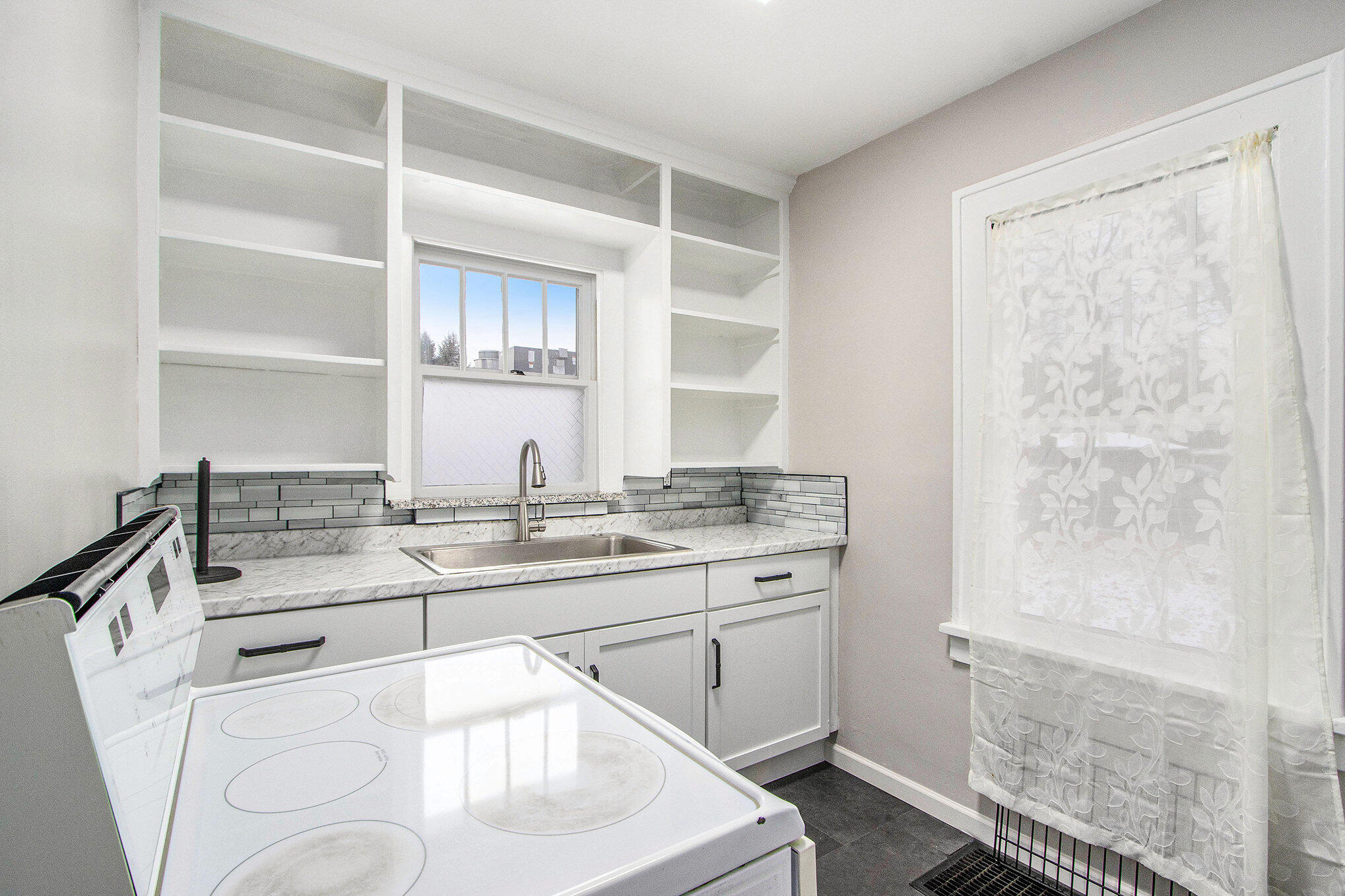 448 Whitcomb Street Kalamazoo, MI 49001 - Photo 9 of 18 012_file_872