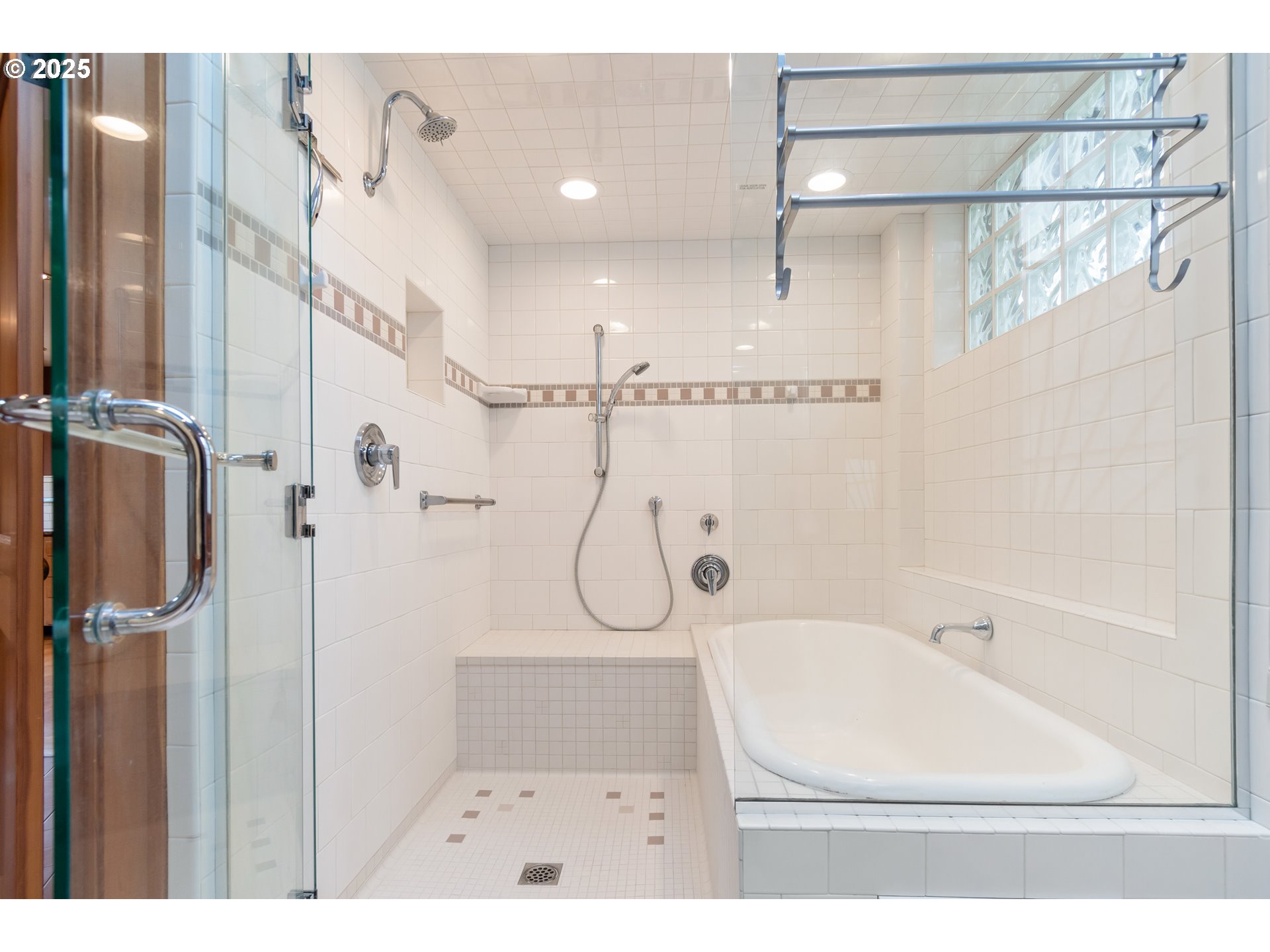2775 Elinor Street Eugene, OR 97403 - Photo 20 of 48 a bathroom with a bath tub with a shower