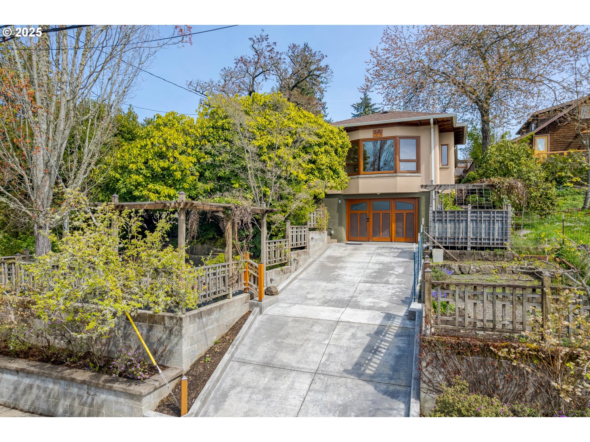 2775 Elinor Street Eugene, OR 97403 - Photo 41 of 48 a front view of a house with garden