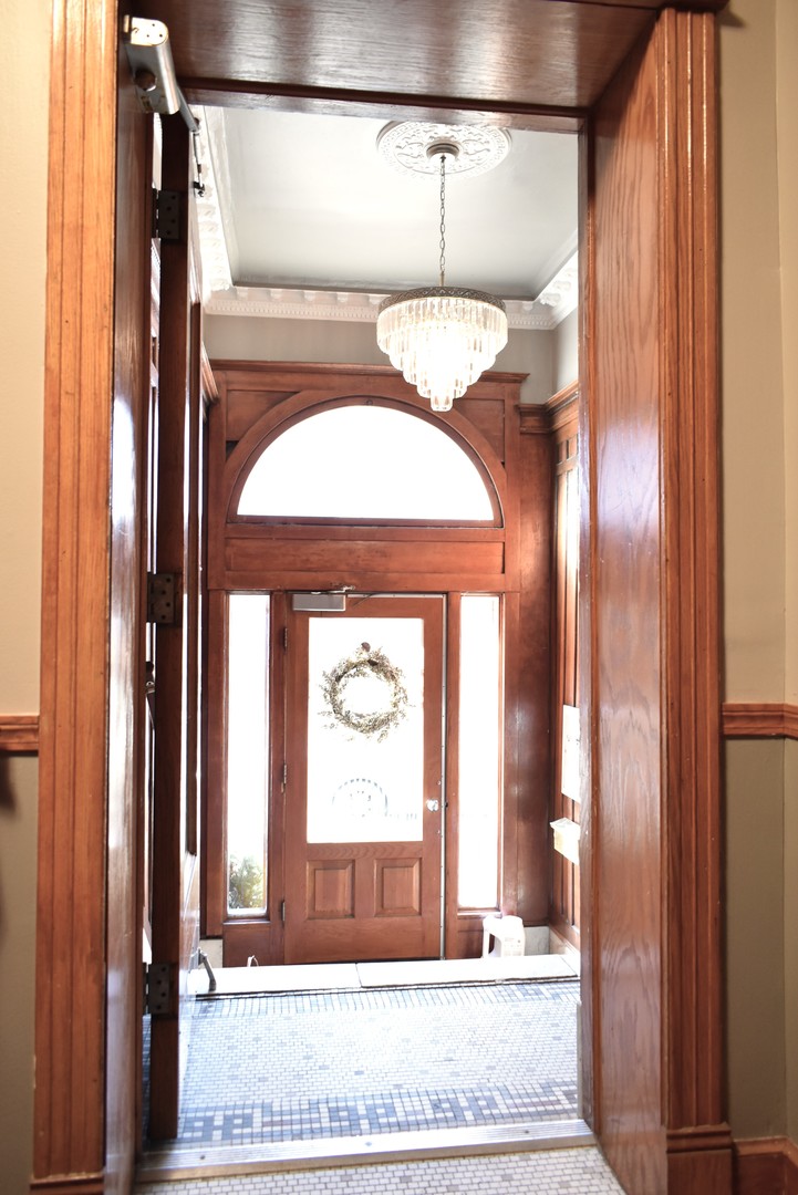 4633 North Racine Avenue, Unit GN Chicago, IL 60640 - Photo 25 of 25 a view of entrance with a mirror and a window