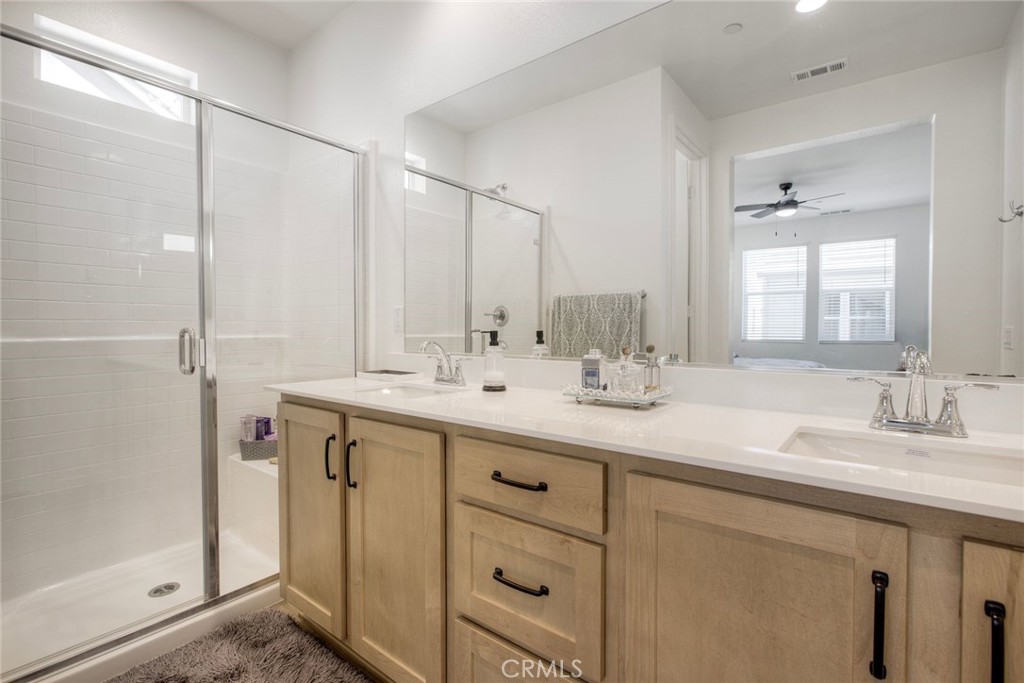 32711 Brunello Way Temecula, CA 92591 - Photo 25 of 70 Primary Bathroom w/walk-in shower