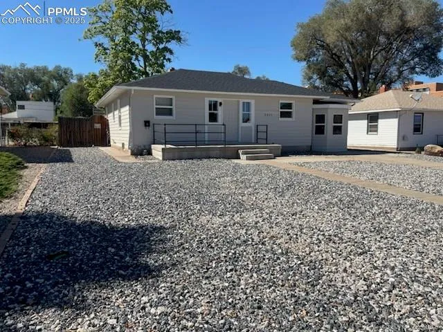a view of a house with a yard