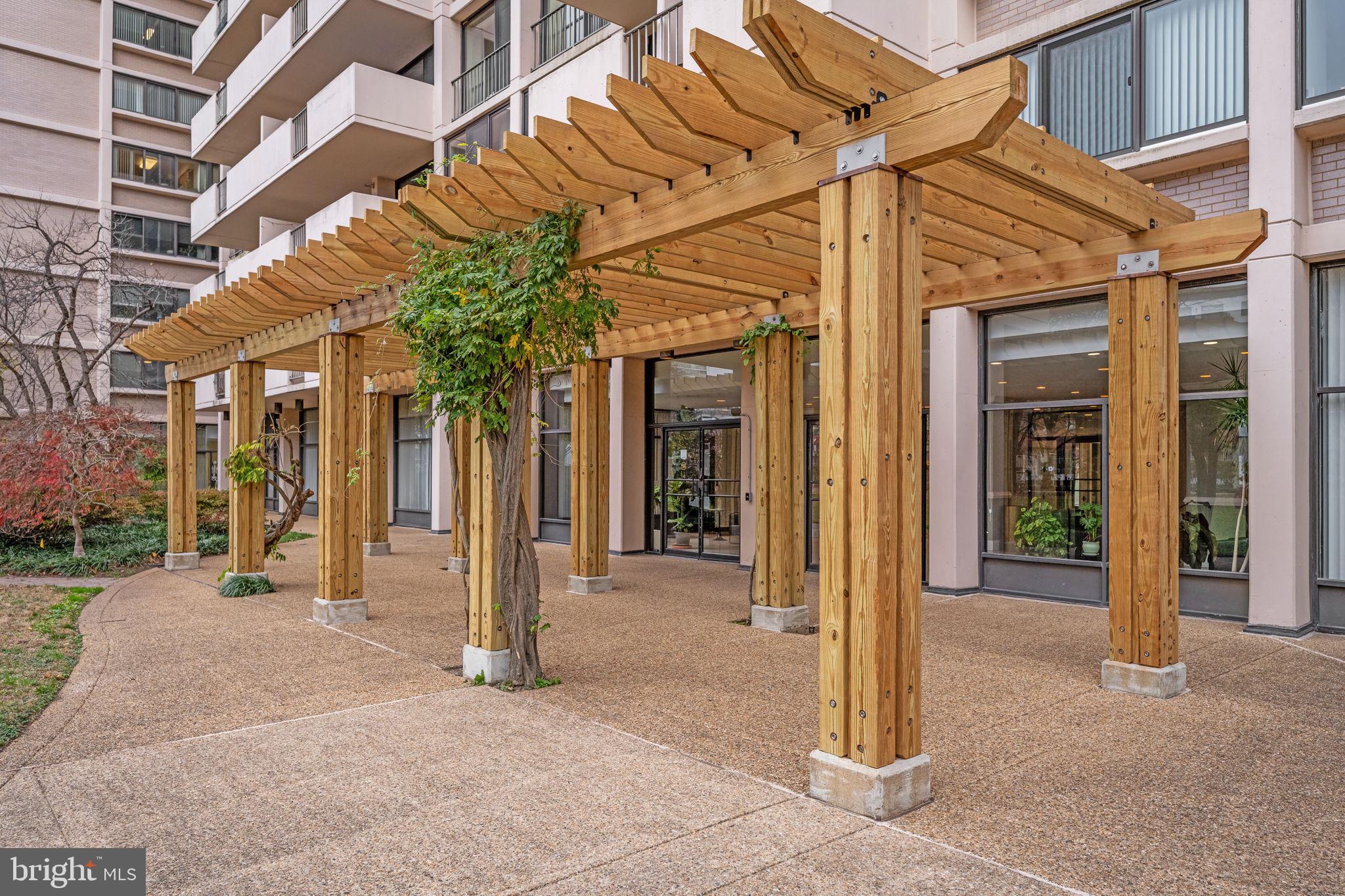 4141 North Henderson Road, Unit 702 Arlington, VA 22203 - Photo 44 of 69 a view of a house with a outdoor space