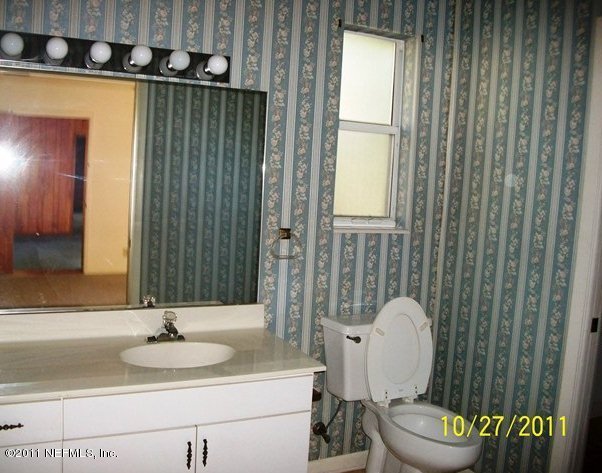5523 Riverton Road Jacksonville, FL 32277 - Photo 13 of 15 FULL BATH- MOTHER-IN-LAW SUITE
