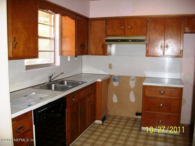 5523 Riverton Road Jacksonville, FL 32277 - Photo 2 of 15 KITCHEN