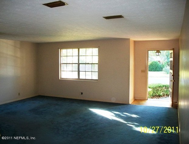 5523 Riverton Road Jacksonville, FL 32277 - Photo 4 of 15 LIVING ROOM